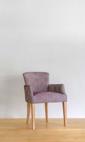 Καρέκλα πολυθρόνα με μωβ καρό μοτίβο